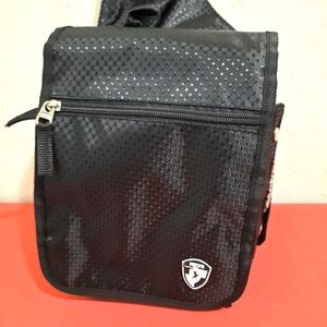 Heys black travelmate V3 crossbody